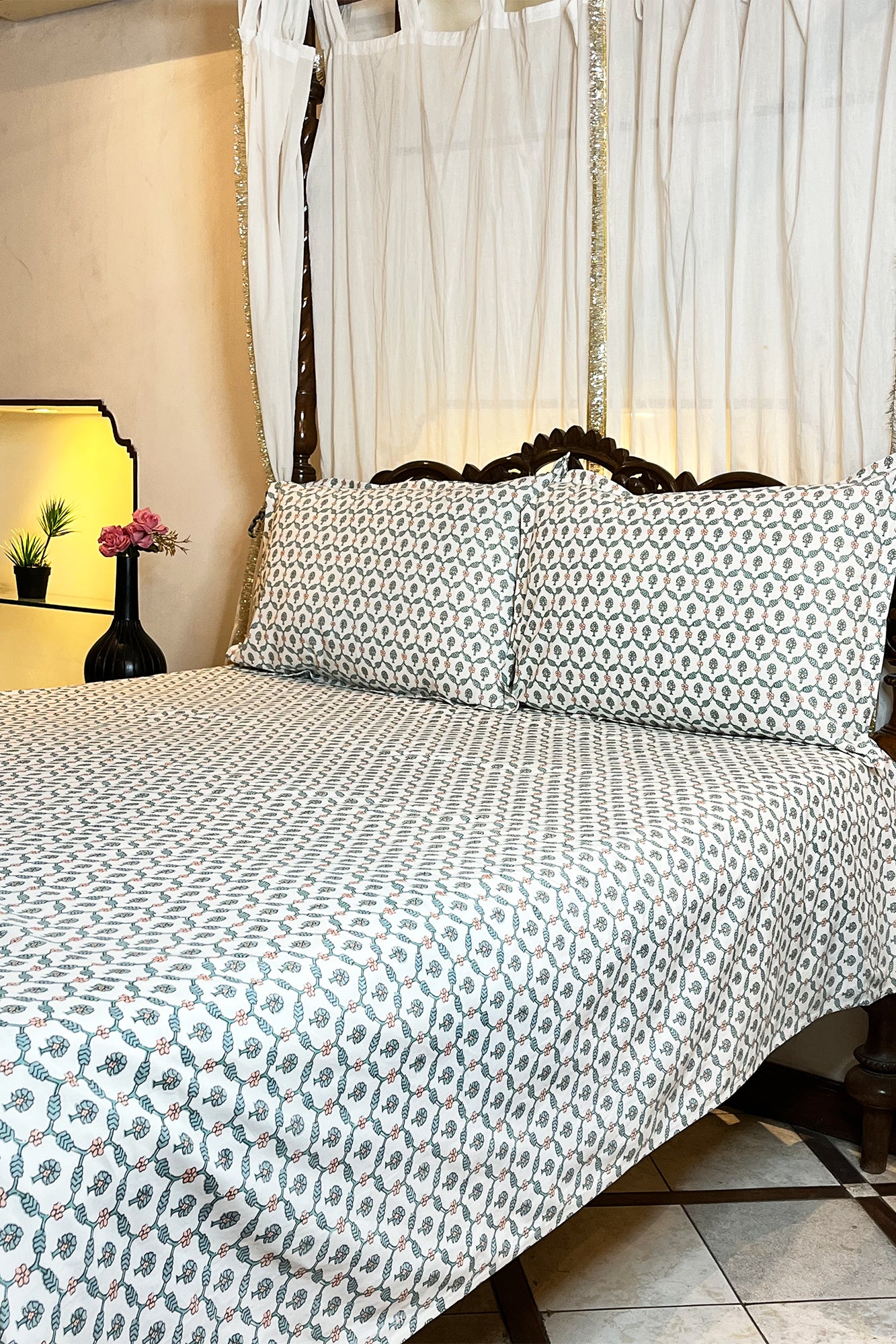 Mughal Quatrefoil Bed Sheet With Pillow