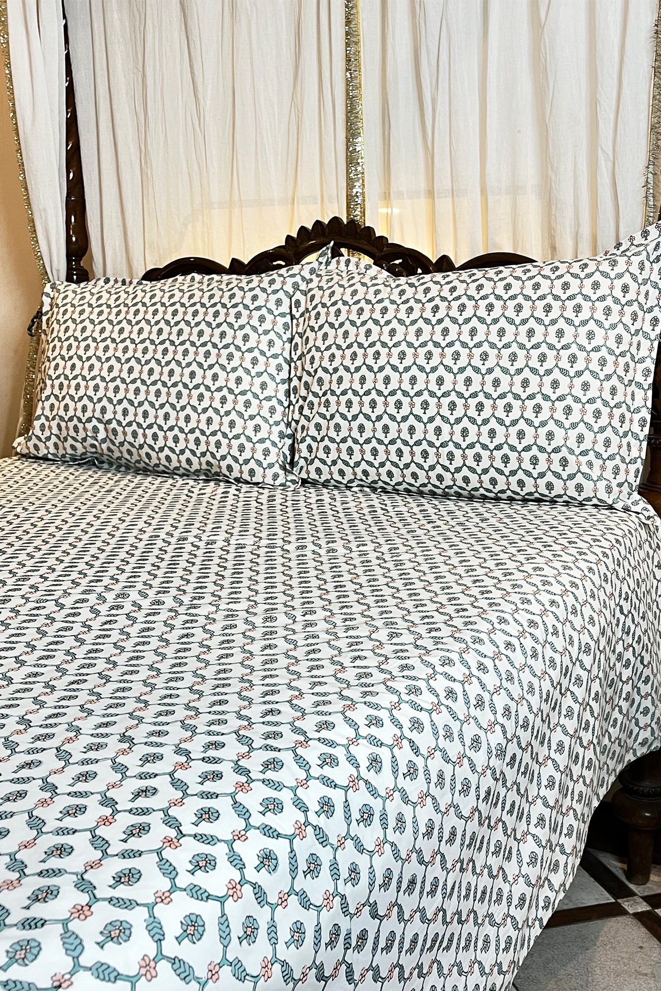 Mughal Quatrefoil Bed Sheet With Pillow