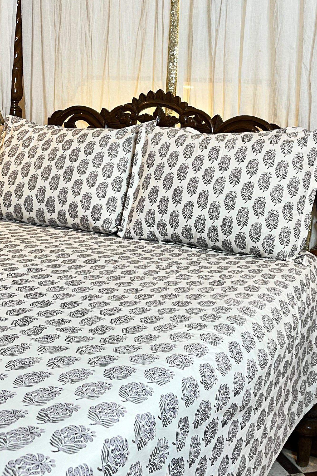 Block Motifs Grey Bed Sheet With Pillow