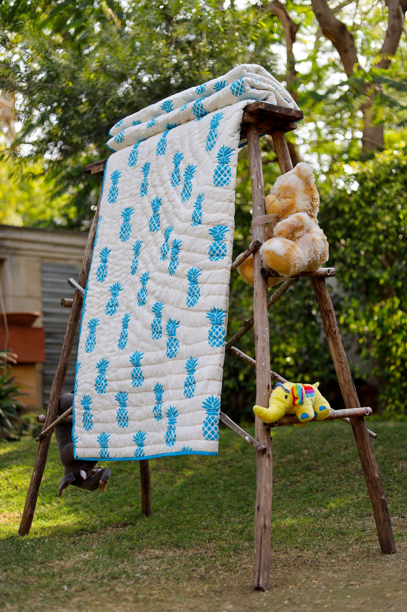 Kids Quilt - Blue Pineapple