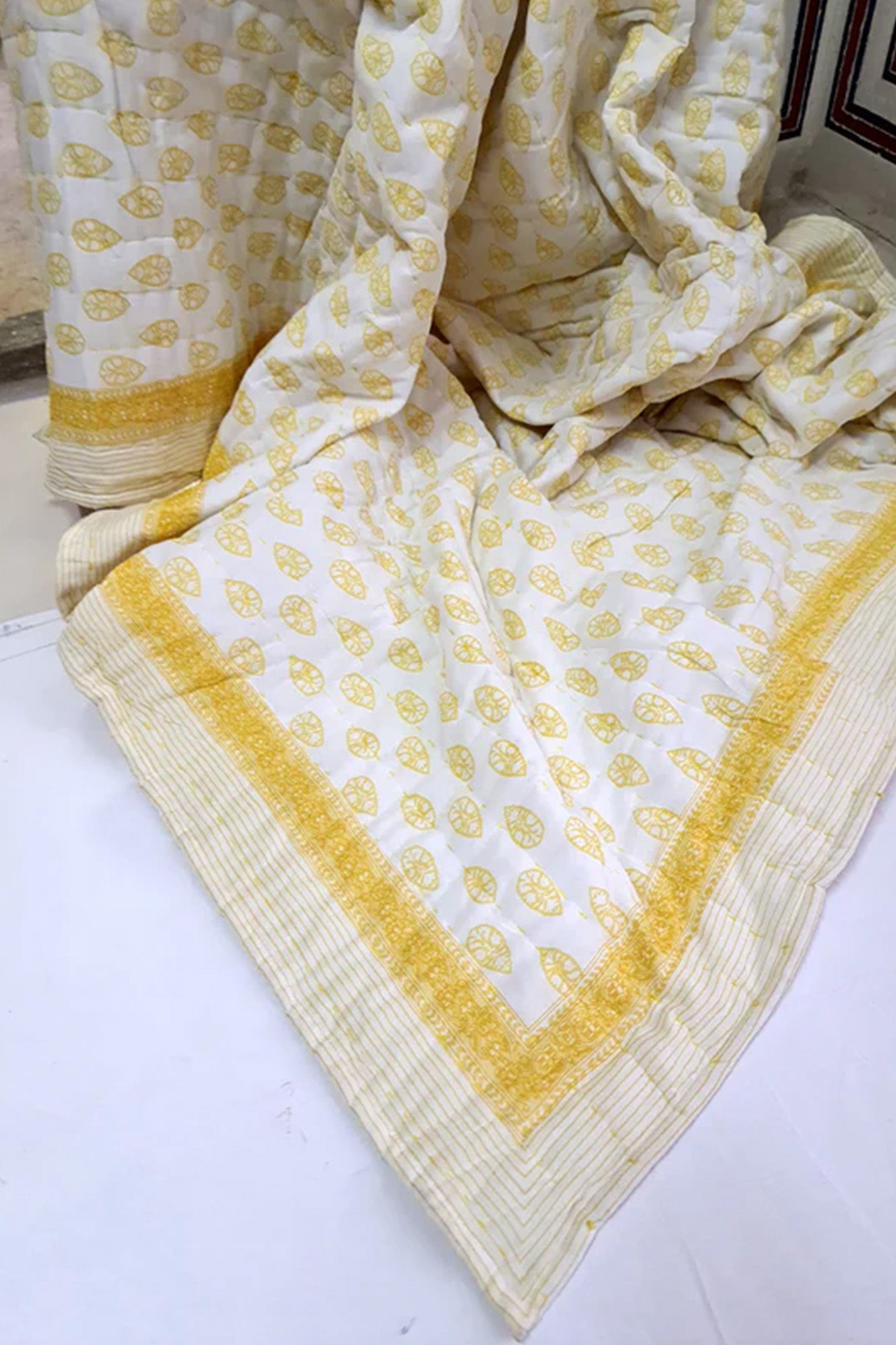 Throw-Block Booti Yellow