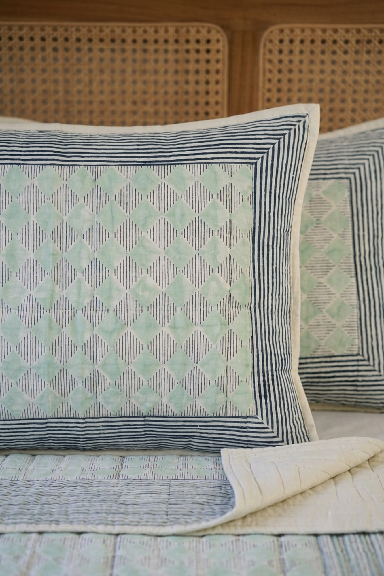 Geometric Diamond Bed Cover With 2 Pillow Covers
