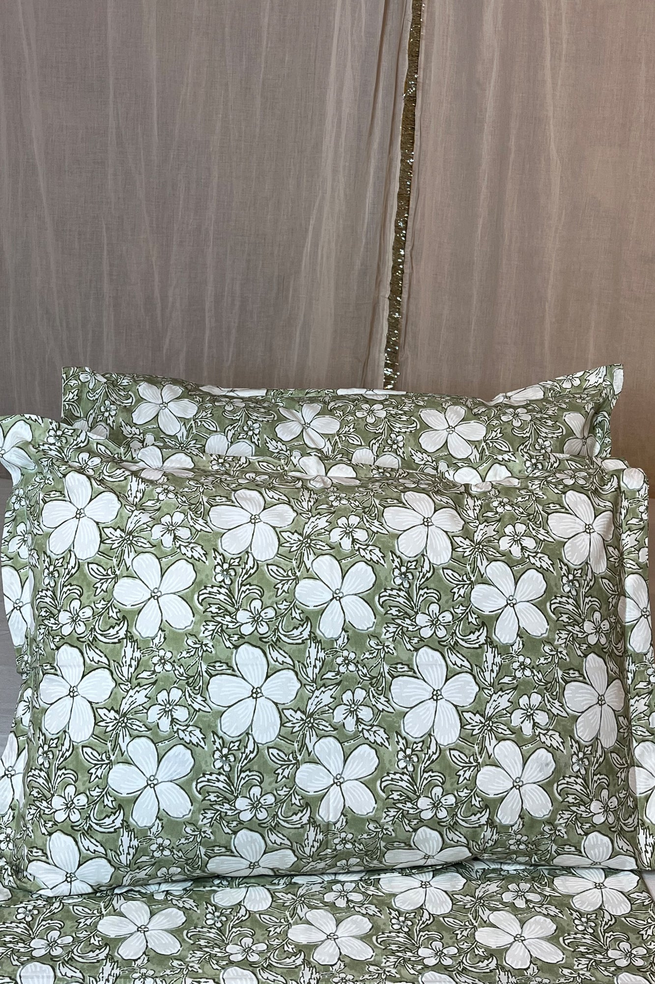 Evergreen Bedsheet With Pillow