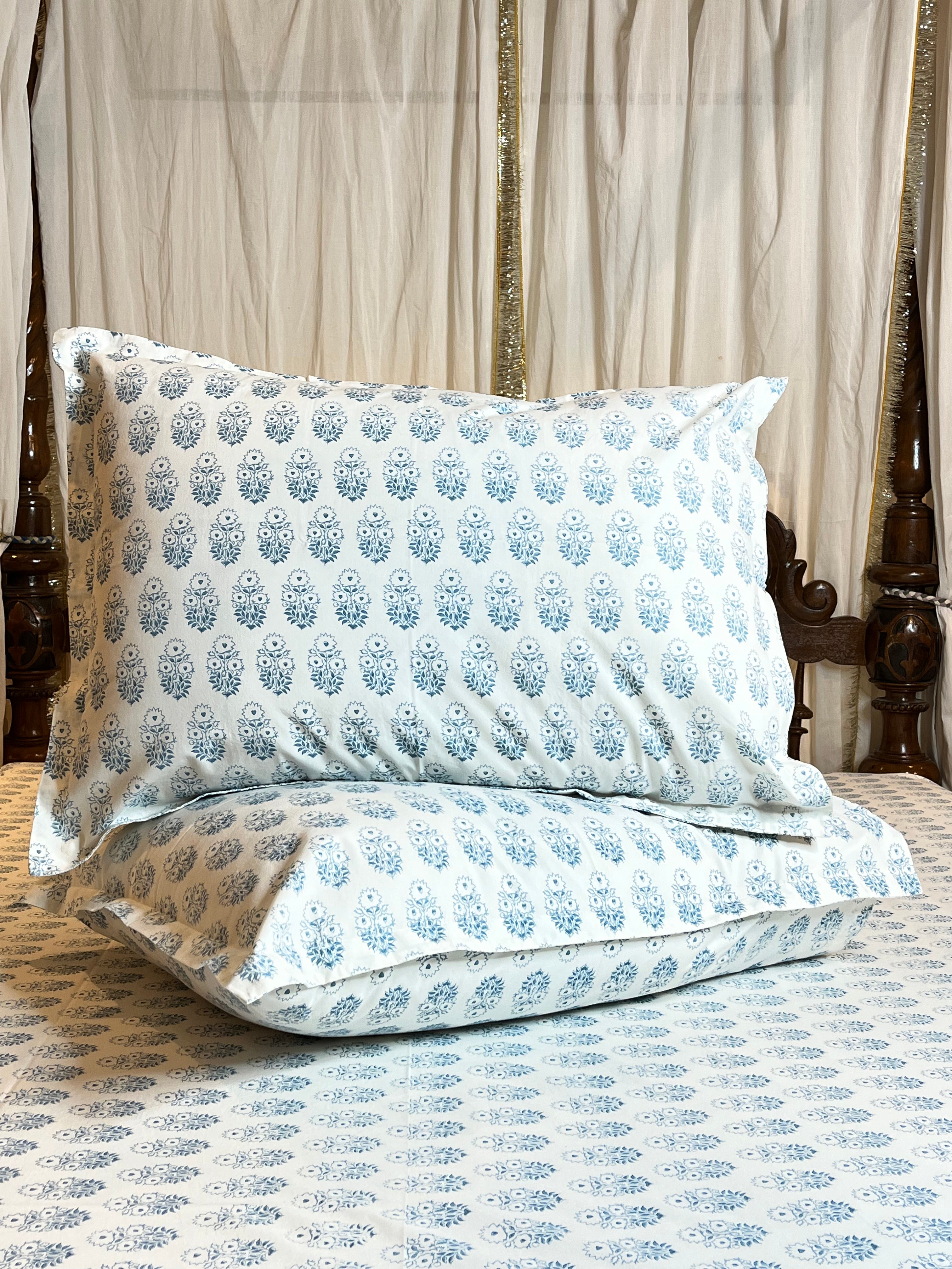Block Motifs Aqua Bed Sheet With Pillow