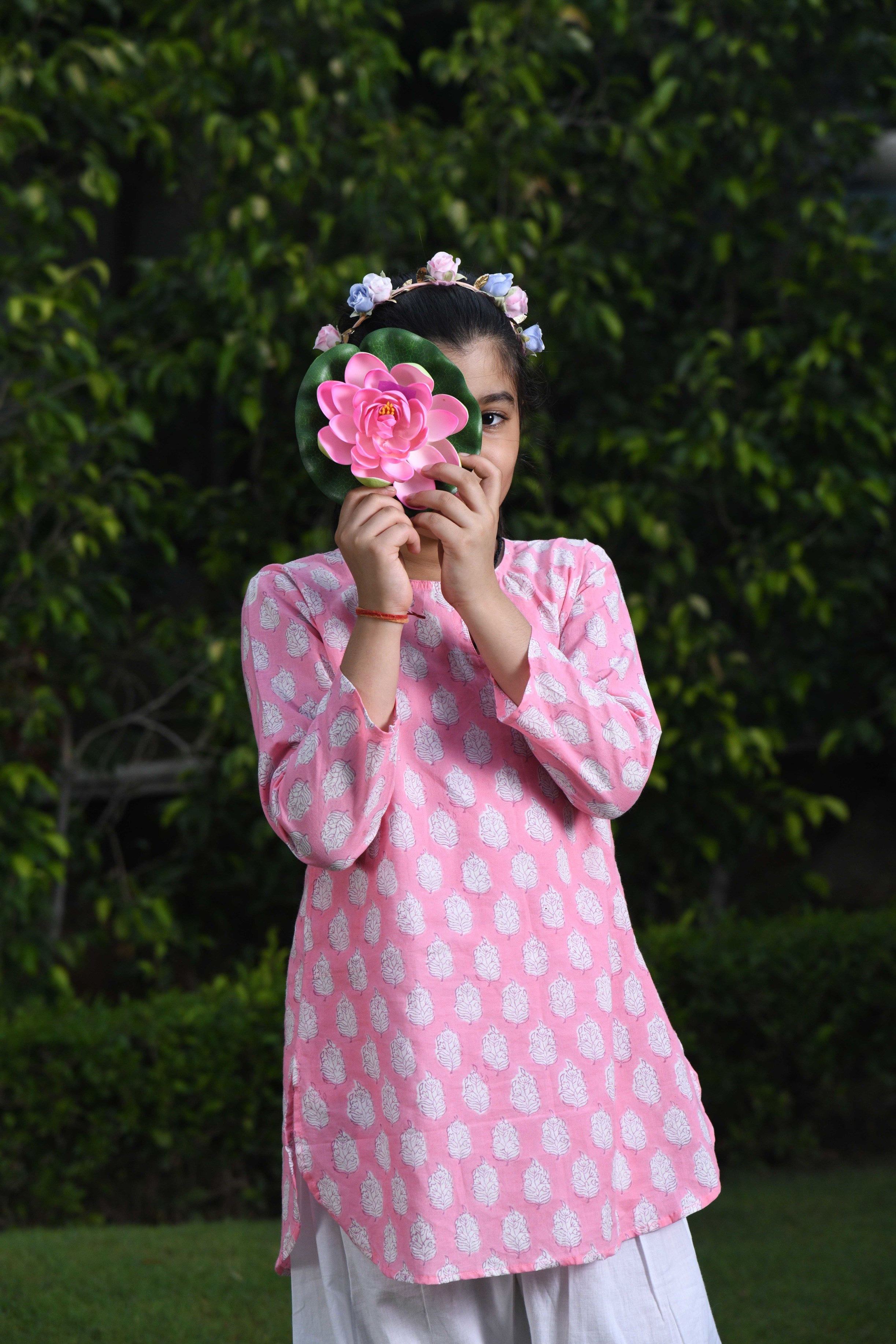 Girls Pink Floral Buti Kurta