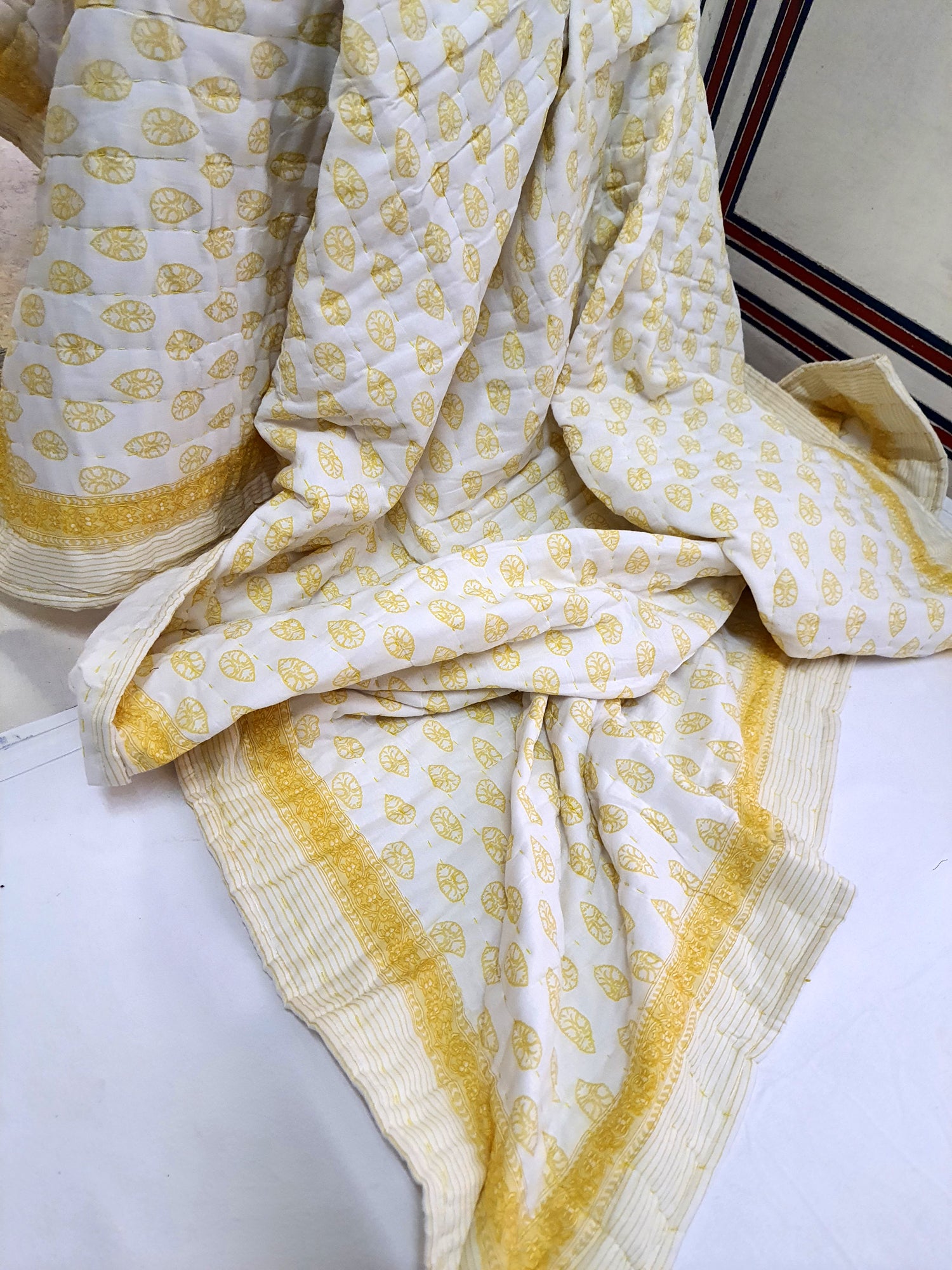 Throw-Block Booti Yellow